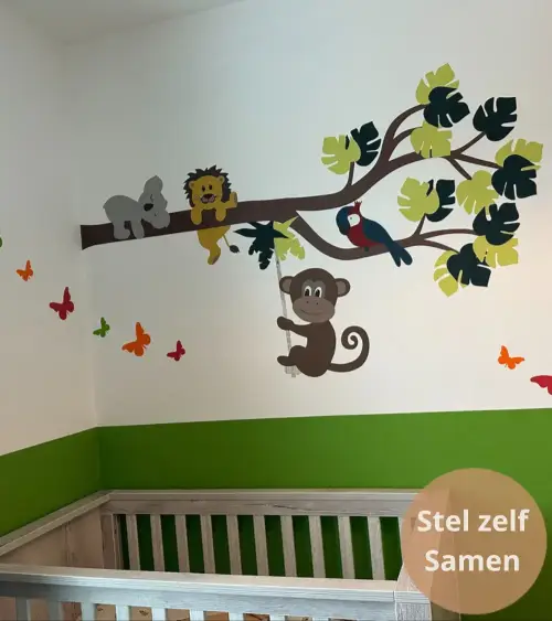 Jungle tak behangsticker zelf samenstellen in groene babykamer.