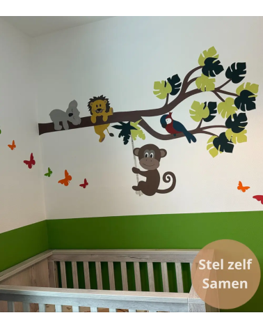 Jungle tak behangsticker zelf samenstellen in groene babykamer.