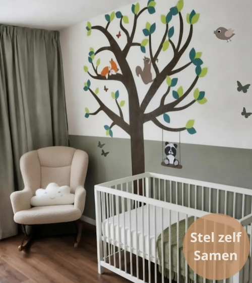 Behangboom met bosdieren in natuurlijke kleuren als muurdecoratie in saliegroene babykamer.