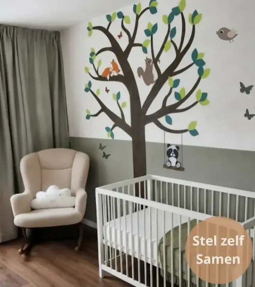 Behangboom met bosdieren in natuurlijke kleuren als muurdecoratie in saliegroene babykamer.