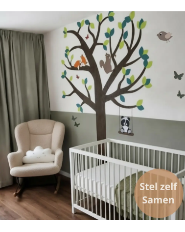 Behangboom met bosdieren in natuurlijke kleuren als muurdecoratie in saliegroene babykamer.