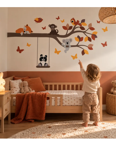Behangsticker kinderkamer tak met vrolijke dieren in roest, terracotta, rood en okergeel.