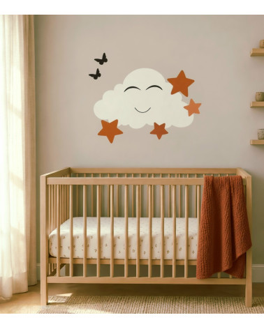 Wolk behangsticker babykamer met parelmoer glans en terracotta sterren.