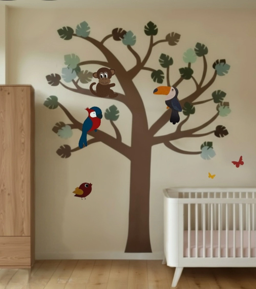Jungle boom behangsticker met Jungle dieren als muurdecoratie in beige babykamer.