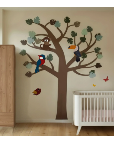 Jungle boom behangsticker met Jungle dieren als muurdecoratie in beige babykamer.