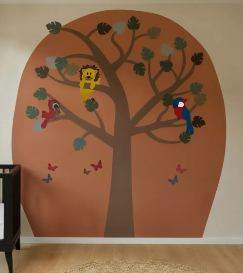 Muurdecoratie jungle behangboom met jungle dieren in terracotta babykamer.