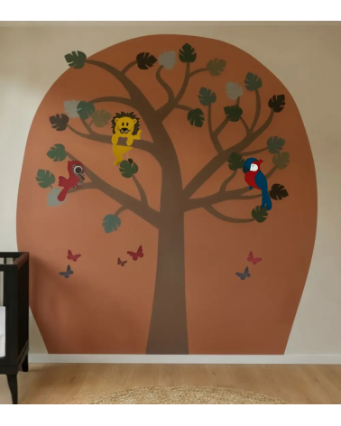 Muurdecoratie jungle behangboom met jungle dieren in terracotta babykamer.
