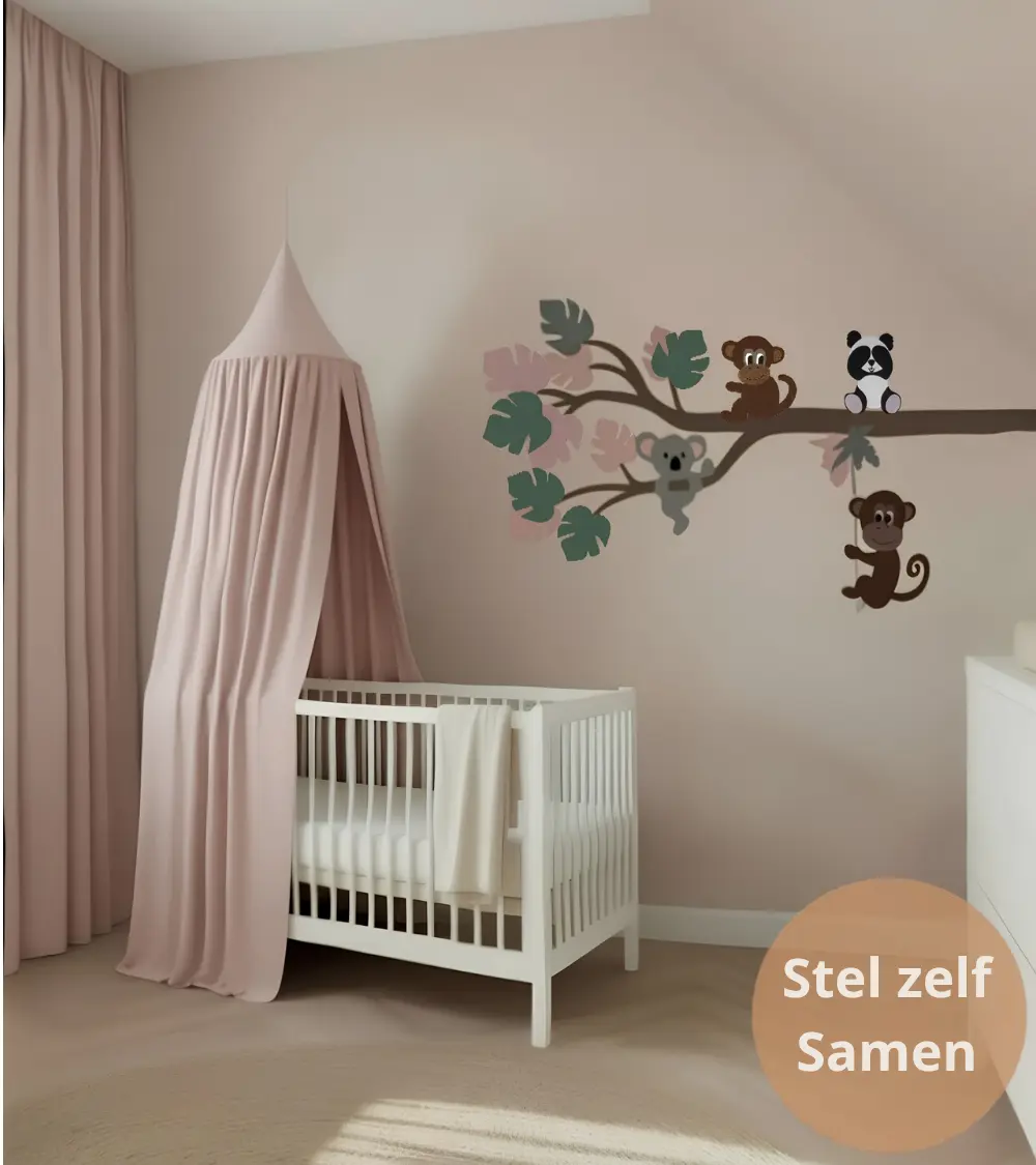 Roze jungle tak wanddecoratie in een beige en oudroze meisjes babykamer.