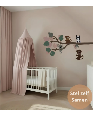 Roze jungle tak wanddecoratie in een beige en oudroze meisjes babykamer.