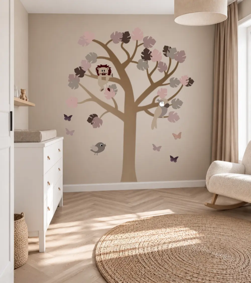 Jungle boom wanddecoratie in oudroze en beige, bruin in een beige babykamer.