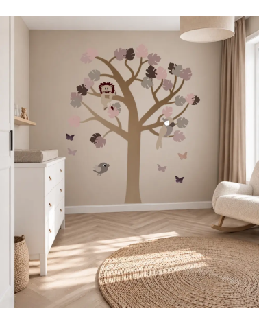 Jungle boom wanddecoratie in oudroze en beige, bruin in een beige babykamer.