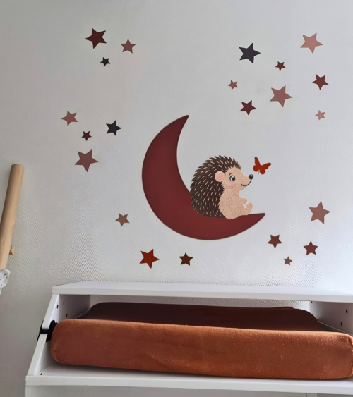 Egel op maan behangsticker met sterren en vlinders in terracotta en roestbruin boven de commode