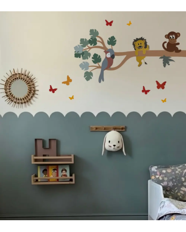 Donkergroene jungle tak muurdecoratie in een donkergroene kinderkamer.