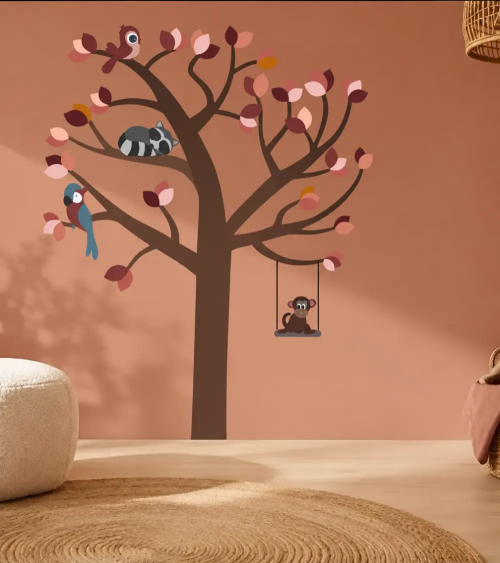 Terracotta babykamer met een behangboom in roze, roest en terracotta.