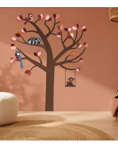 Terracotta babykamer met een behangboom in roze, roest en terracotta.