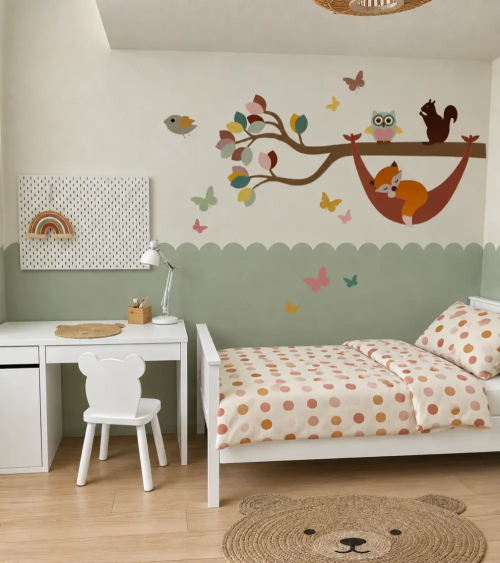 Bosdieren Wanddecoratie met vosje in hangmat in een vrolijke kinderkamer met mintgroen, oker, terracotta.