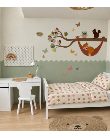 Bosdieren Wanddecoratie met vosje in hangmat in een vrolijke kinderkamer met mintgroen, oker, terracotta.