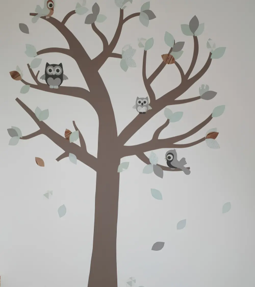 Mintgroen met grijze behangboom muurdecoratie babykamer.