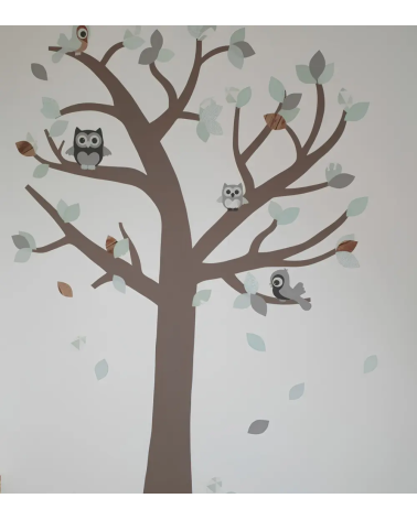 Mintgroen met grijze behangboom muurdecoratie babykamer.