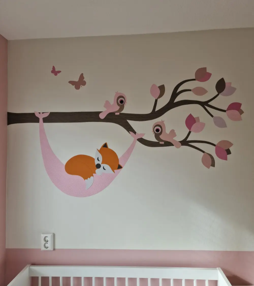 Bosdieren muurdecoratie tak met slapend vosje in hangmat roze.
