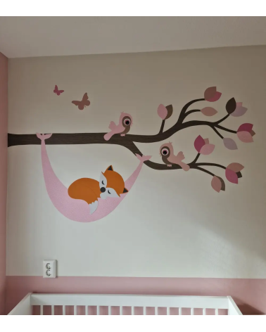 Bosdieren muurdecoratie tak met slapend vosje in hangmat roze.