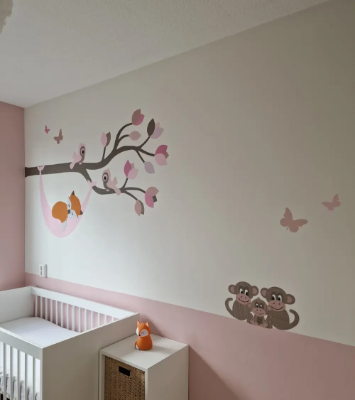 Roze boomstam met slapend vosje in hangmat en bosdieren in roze meisjeskamer.