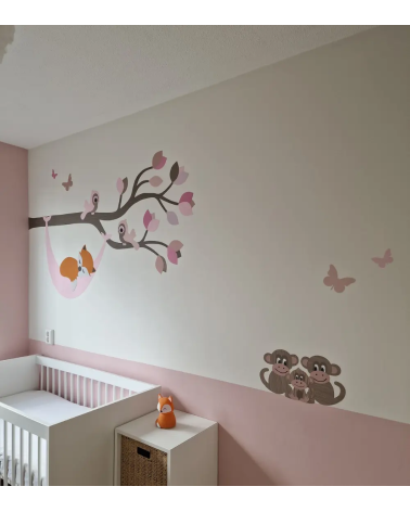 Roze boomstam met slapend vosje in hangmat en bosdieren in roze meisjeskamer.