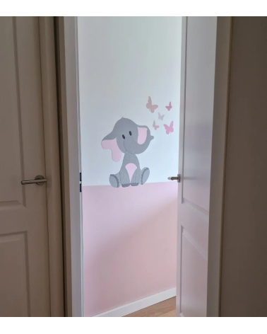 Roze meisjeskamer met roze baby olifant wanddecoratie en vlinders.