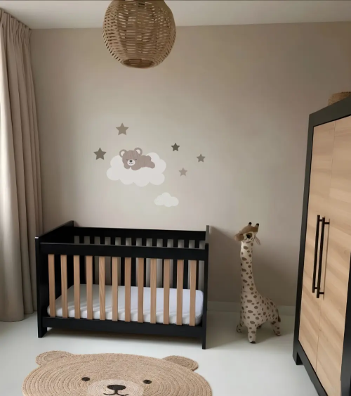 Behangsticker met slapend teddybeertje op een wolk met sterren in beige babykamer.