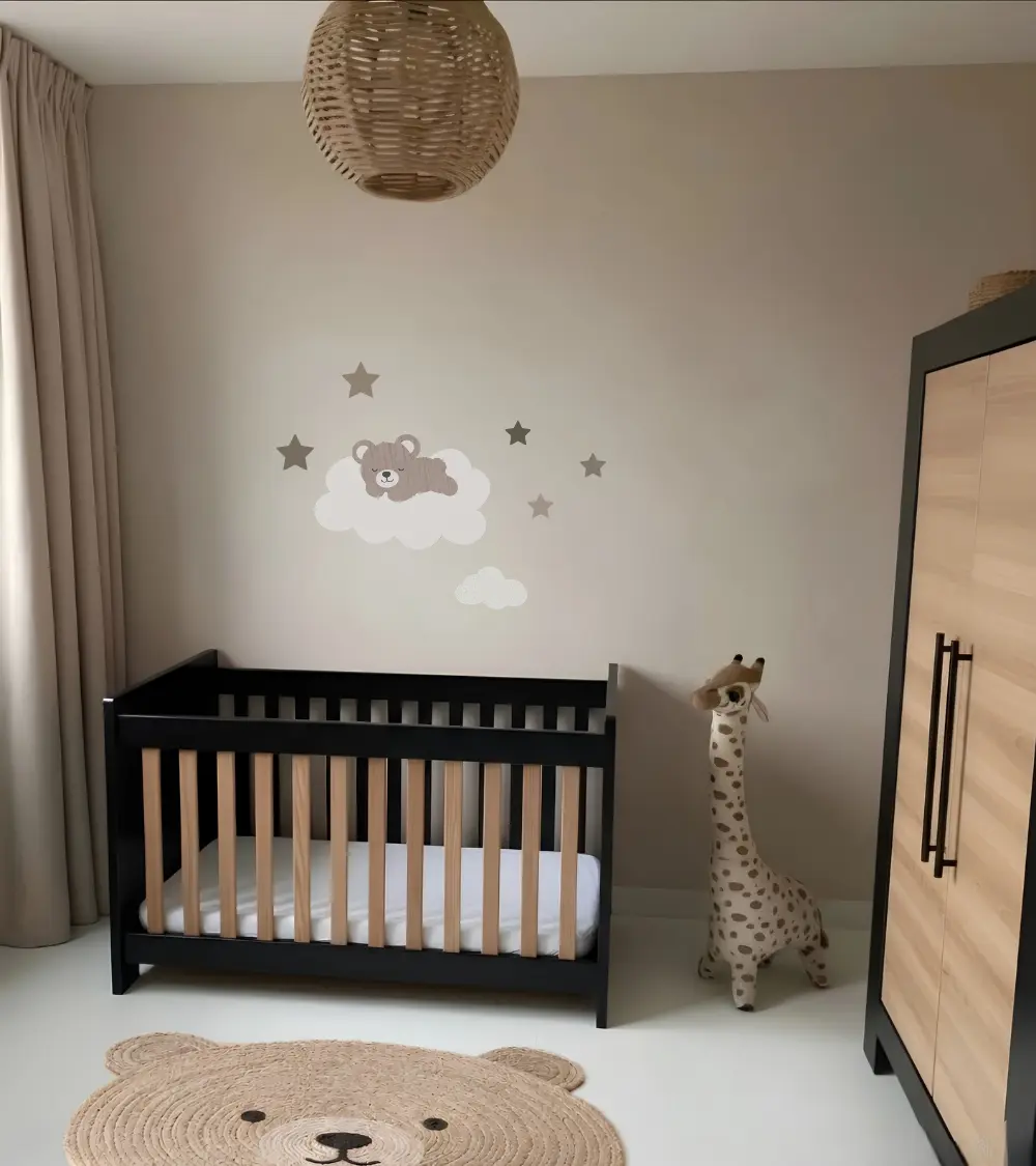 Behangsticker met slapend teddybeertje op een wolk met sterren in beige babykamer.