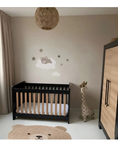 Behangsticker met slapend teddybeertje op een wolk met sterren in beige babykamer.
