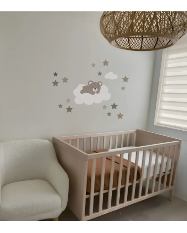 Behangsticker teddybeer op wolk in een beige babykamer met extra sterren.