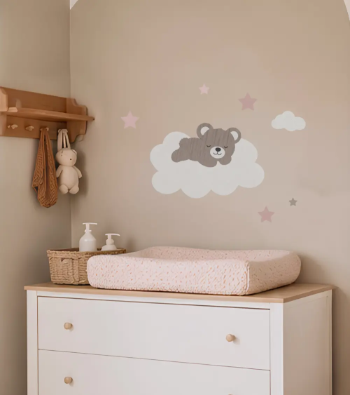 Teddybeer op wolk behangsticker in een boho beige babykamer met oudroze sterren.