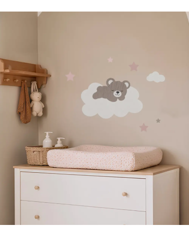 Teddybeer op wolk behangsticker in een boho beige babykamer met oudroze sterren.