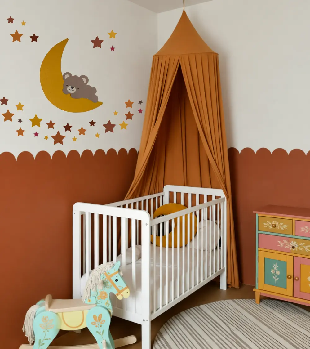 Een babykamer in vrolijke kleuren oranje, oker, terracotta met een slapende teddybeer op de maan behangsticker en sterren.