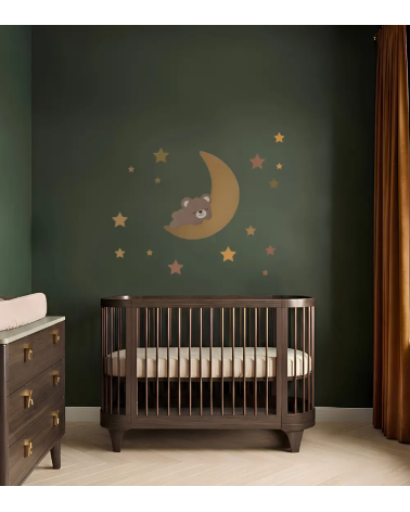 Muurdecoratie van vliesbehang van een gouden maan met een slapende teddybeer in een donkergroene kinderkamer.