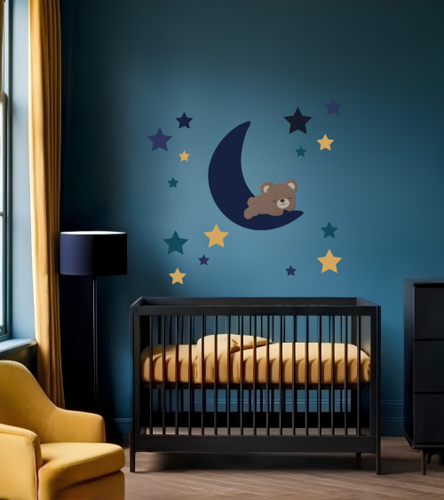Muursticker van vliesbehang van een slapende teddybeer op een donkerblauwe maan en sterren in een turquoise babykamer.