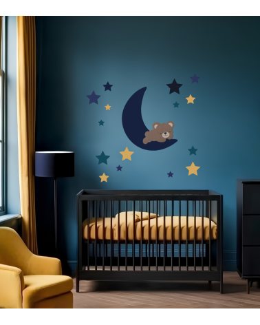 Muursticker van vliesbehang van een slapende teddybeer op een donkerblauwe maan en sterren in een turquoise babykamer.