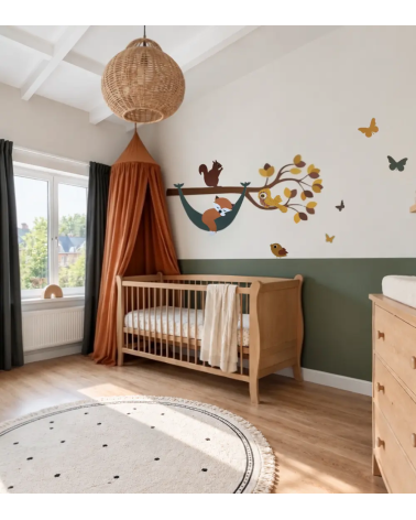 Bosdieren tak wanddecoratie kinderkamer met vos in hangmat in okergeel en donkergroen.