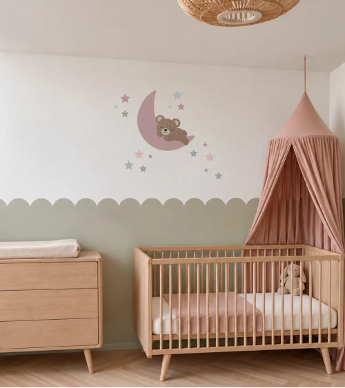 Slapende teddybeer op de maan met sterren muurdecoratie oudroze meisjeskamer met mintgroen.