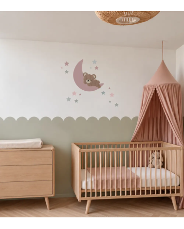 Slapende teddybeer op de maan met sterren muurdecoratie oudroze meisjeskamer met mintgroen.