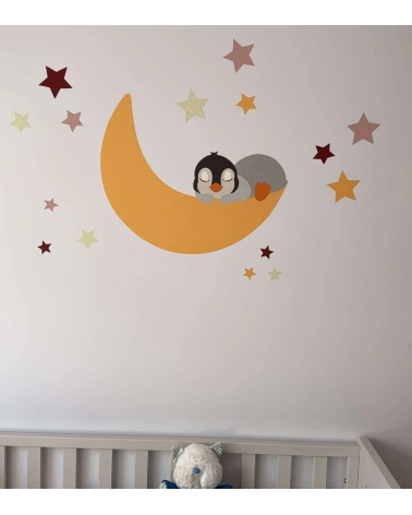 Muursticker van behang met een pinguin op de maan in oker, roest, roze en groen.