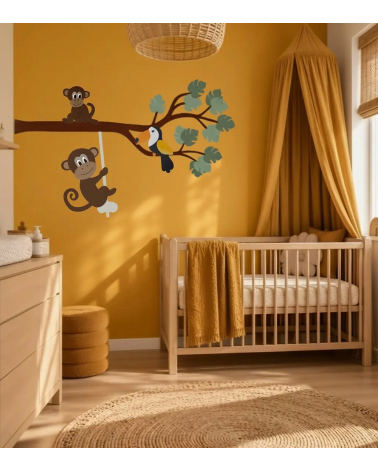Muursticker jungle tak met aapjes en toekan in een okergele babykamer.