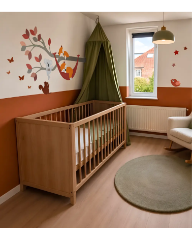 Muursticker babykamer van een bosdierentak met een slapend vosje in een hangmat in roest en rood.