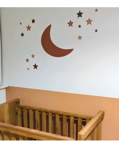 Roest kleurige boho maan muurdecoratie met sterren in terracotta babykamer.