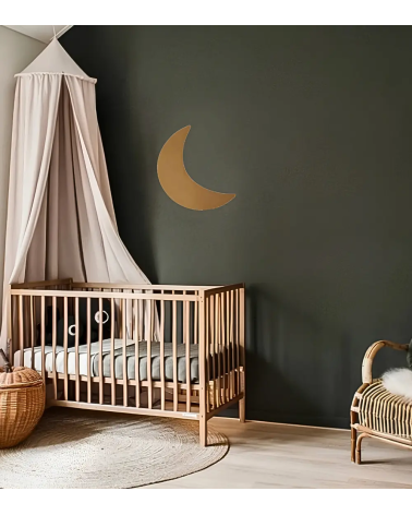 Gouden maan muurdecoratie van vliesbehang in donkergroene babykamer.