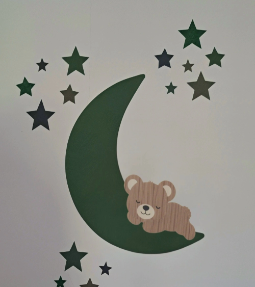 Muursticker van vliesbehang voor de babykamer met een slapende teddybeer op een donkergroene maan.