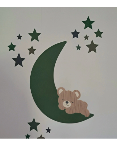 Muursticker van vliesbehang voor de babykamer met een slapende teddybeer op een donkergroene maan.