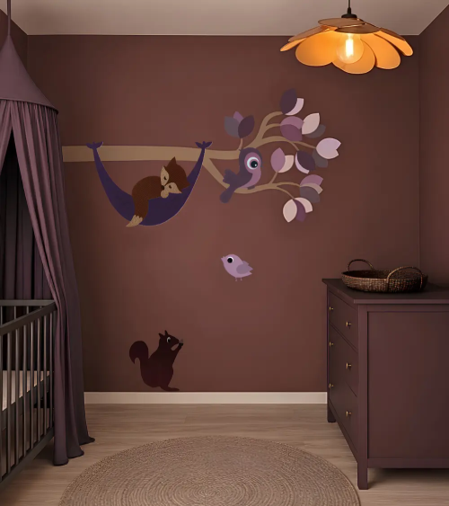 Mauve kleurige babykamer met een paarse bosdieren tak als wanddecoratie met een slapend vosje in een hangmat.