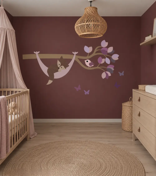 Wanddecoratie van Vliesbehang met een bosdieren tak en slapend vosje in een hangmat in paars en lila.